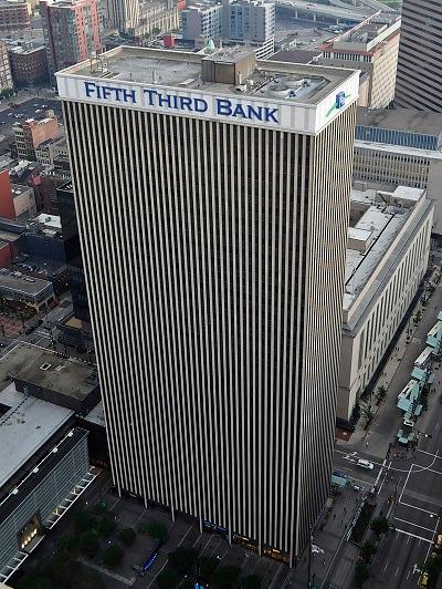 Leonard James C. sells 158,957 shares of FIFTH THIRD BANCORP [FITB]