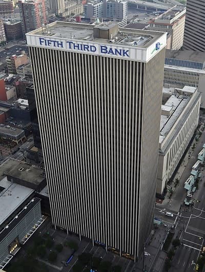 Leonard James C. sells 158,957 shares of FIFTH THIRD BANCORP [FITB]